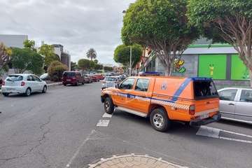 Arde el motor de un vehículo en una calle del casco urbano de Telde/TA.