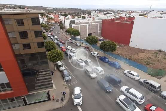 Arde el motor de un vehículo en una calle del casco urbano de Telde/TA.