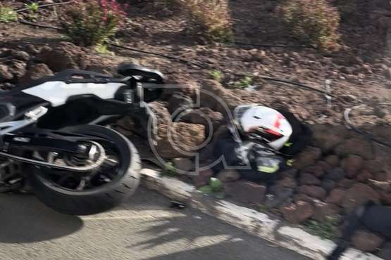  Accidente en la rotonda de El Roque (Telde)/TA.