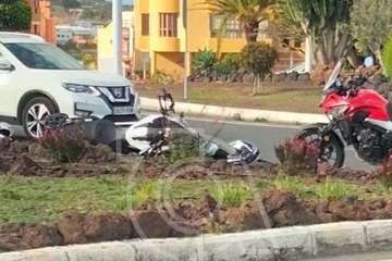  Accidente en la rotonda de El Roque (Telde)/TA.