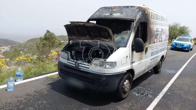 Vehículo incendiado/TA.