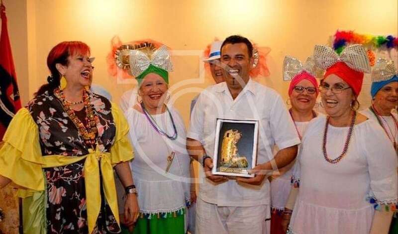 Sara Mújica, la segunda por la izquierda, en una actuación de la murga Los Tutti Frutti en la sede de El Roque Azucarero en febrero de 2018/TA.