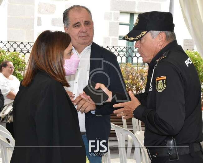 La alcaldesa conversa días atrás en San Juan con el comisario jefe de la Policía Nacional/Francisco Javier Santana.