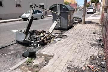 Nueva quema de contenedores en El Caracol/TA.