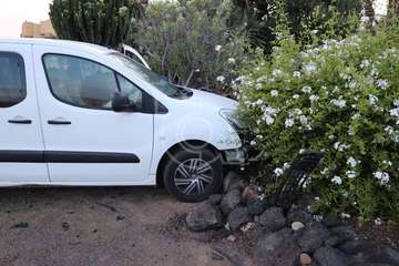 Una furgoneta se salta el bordillo e invade la glorieta de El Roque (Telde)/TA.