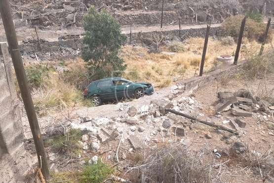 Un turismo se precipita por el Barranco de El Caracol (Telde) y se desconoce si hubo heridos/TA.