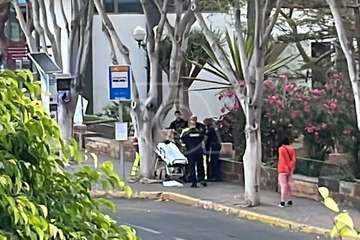  Evacuado en ambulancia un hombre que estaba tirado en un parterre del casco de Telde/TA.