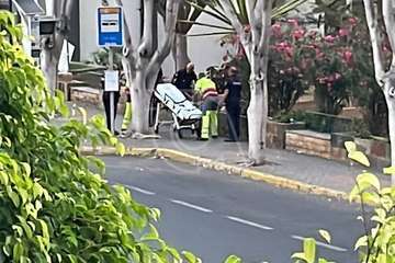  Evacuado en ambulancia un hombre que estaba tirado en un parterre del casco de Telde/TA.