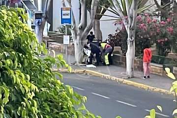  Evacuado en ambulancia un hombre que estaba tirado en un parterre del casco de Telde/TA.