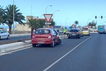 Colisión por alcance en la Avenida del Cabildo (Telde) con tres vehículos implicados/TA.