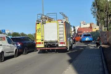 El desplazamiento de una plancha metálica deja al descubierto una peligrosa oquedad en una calle de El Calero (Telde)/TA.