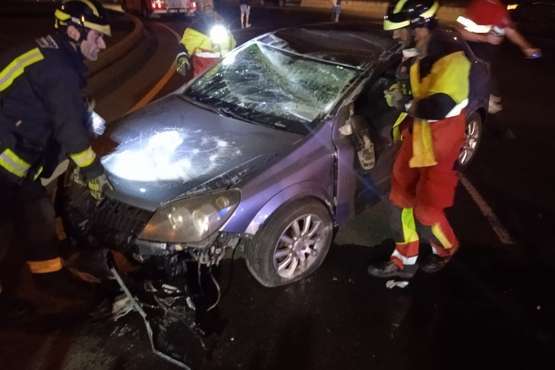 Vuelco de un vehículo en la rotonda del Valle del Jinámar, a la altura de El Mirador/TA.
