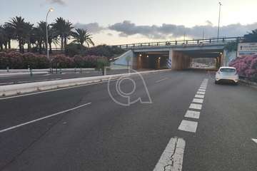 Turismo abandonado desde hace más de 7 horas en el arcén de la Avenida del Cabildo en Telde/TA.