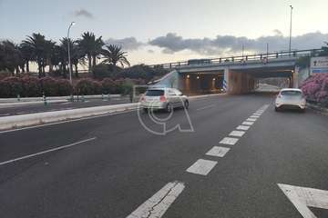 Turismo abandonado desde hace más de 7 horas en el arcén de la Avenida del Cabildo en Telde/TA.