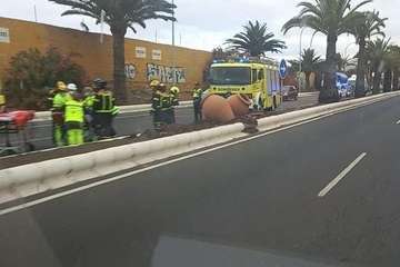 Vuelco de un turismo en la Avenida del Cabildo (Telde), pasado El Hornillo/TA.
