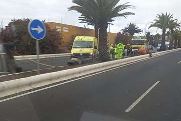 Vuelco de un turismo en la Avenida del Cabildo (Telde), pasado El Hornillo/TA.