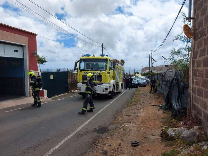 Los bomberos junto al establecimiento donde tuvo lugar el siniestro/TA.