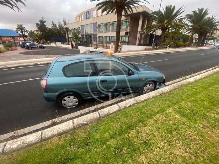 Estado en que quedó el vehículo en el carril de bajada de la Avenida del Cabildo desde la rotonda de Daora/TA.