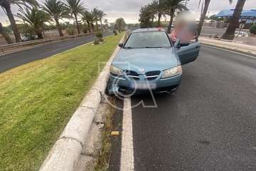  Un turismo pierde el control en la Avenida del Cabildo en Telde por el piso mojado/TA.