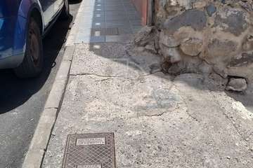 Una anciana se cae en una acera en mal estado de San Juan y se provoca varias contusiones/TA.