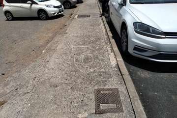 Una anciana se cae en una acera en mal estado de San Juan y se provoca varias contusiones/TA.