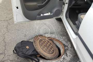 Una vecina de Taliarte (Telde) se cae por una alcantarilla al pisar en su tapa floja/TA.