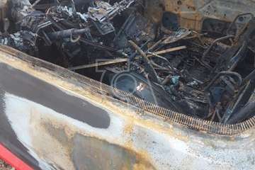 Un vehículo arde en un solar situado frente al Aeropuerto de Gran Canaria (Telde)/TA.