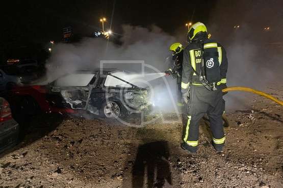 Un vehículo arde en un solar situado frente al Aeropuerto de Gran Canaria (Telde)/TA.