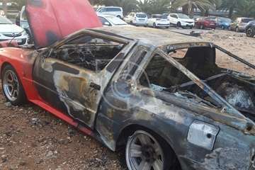 Un vehículo arde en un solar situado frente al Aeropuerto de Gran Canaria (Telde)/TA.