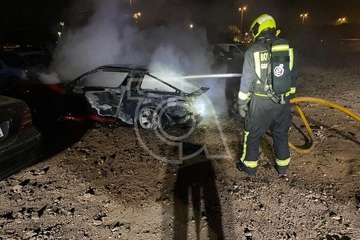 Un vehículo arde en un solar situado frente al Aeropuerto de Gran Canaria (Telde)/TA.