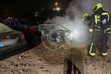 Un vehículo arde en un solar situado frente al Aeropuerto de Gran Canaria (Telde)/TA.