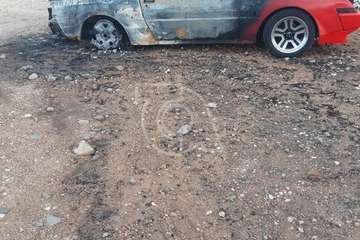 Un vehículo arde en un solar situado frente al Aeropuerto de Gran Canaria (Telde)/TA.