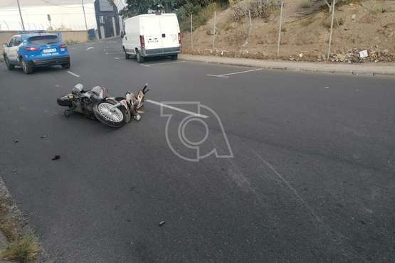 Última Hora: Dos jovenes heridas en un accidente de moto en Cruz de la Gallina (Telde)/TA.