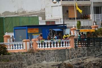 Socorristas de Telde rescatan a los participantes en una travesía de kayak, a la deriva en aguas de Salinetas/TA.