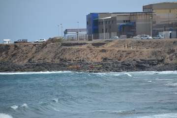 Socorristas de Telde rescatan a los participantes en una travesía de kayak, a la deriva en aguas de Salinetas/TA.