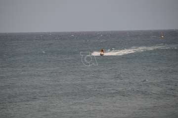 Socorristas de Telde rescatan a los participantes en una travesía de kayak, a la deriva en aguas de Salinetas/TA.