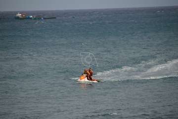 Socorristas de Telde rescatan a los participantes en una travesía de kayak, a la deriva en aguas de Salinetas/TA.