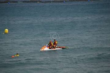 Socorristas de Telde rescatan a los participantes en una travesía de kayak, a la deriva en aguas de Salinetas/TA.