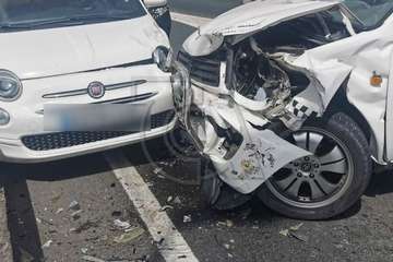 Una mujer, herida leve en una colisión entre dos vehículos frente a la antigua Ikea/TA.