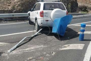Una mujer, herida leve en una colisión entre dos vehículos frente a la antigua Ikea/TA.