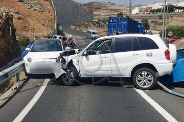 Una mujer, herida leve en una colisión entre dos vehículos frente a la antigua Ikea/TA.