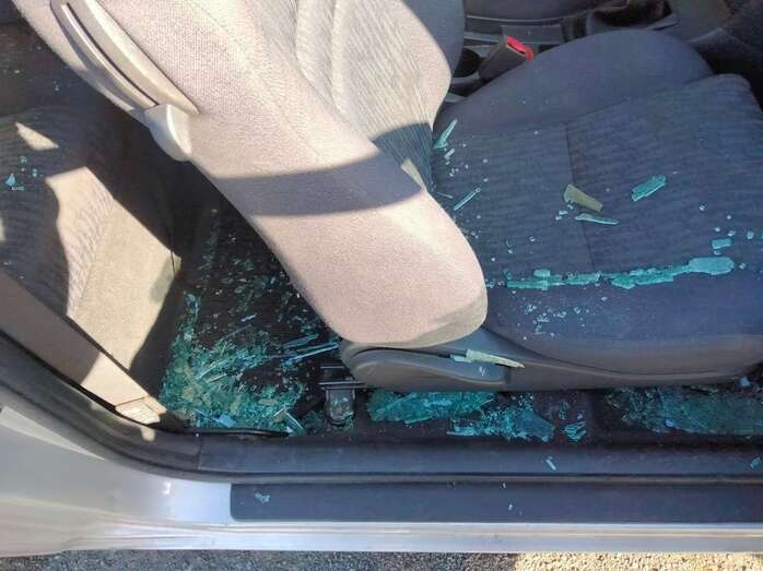 Vehículo afectado por el lanzamiento de piedras en la GC-1/TA.