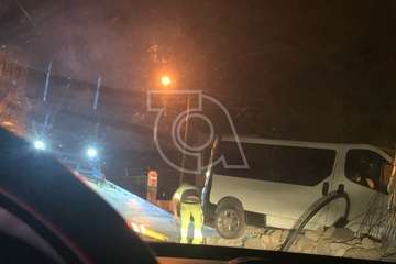  Un furgón se sale de la carretera de Los Picos (Telde) en una curva peligrosa/TA.