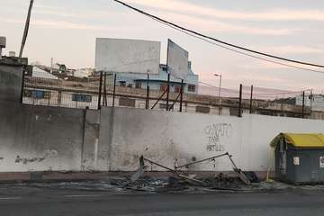 Incendio intencionado de contenedores en Jinámar pueblo/TA.