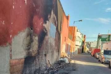 Incendio intencionado de contenedores en Jinámar pueblo/TA.