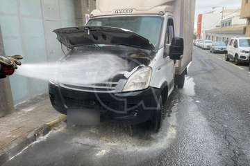 Los bomberos sofocan el incendio del motor de un vehículo en Las Huesas (Telde)/TA.