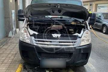 Los bomberos sofocan el incendio del motor de un vehículo en Las Huesas (Telde)/TA.