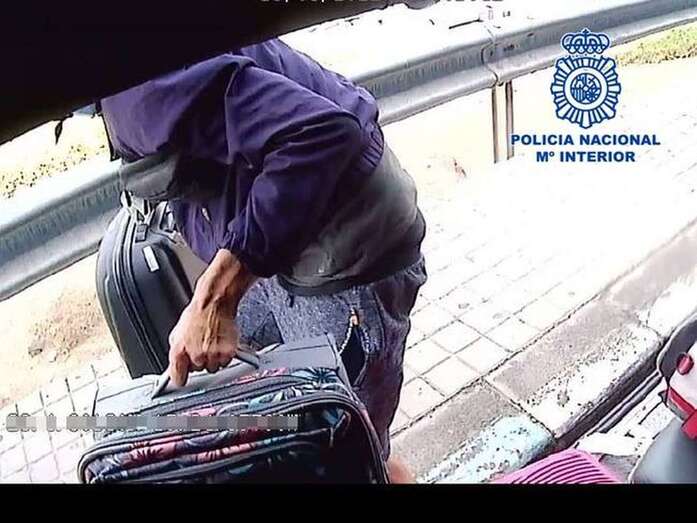 Imagen del detenido en el momento de robar varias maletas/JSP de Las Palmas.