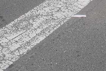 La caída de un viejo cartel publicitario, a punto de causar lesiones a un padre y a su hija en Telde/TA.