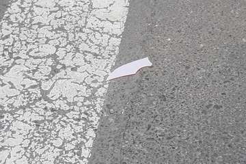 La caída de un viejo cartel publicitario, a punto de causar lesiones a un padre y a su hija en Telde/TA.